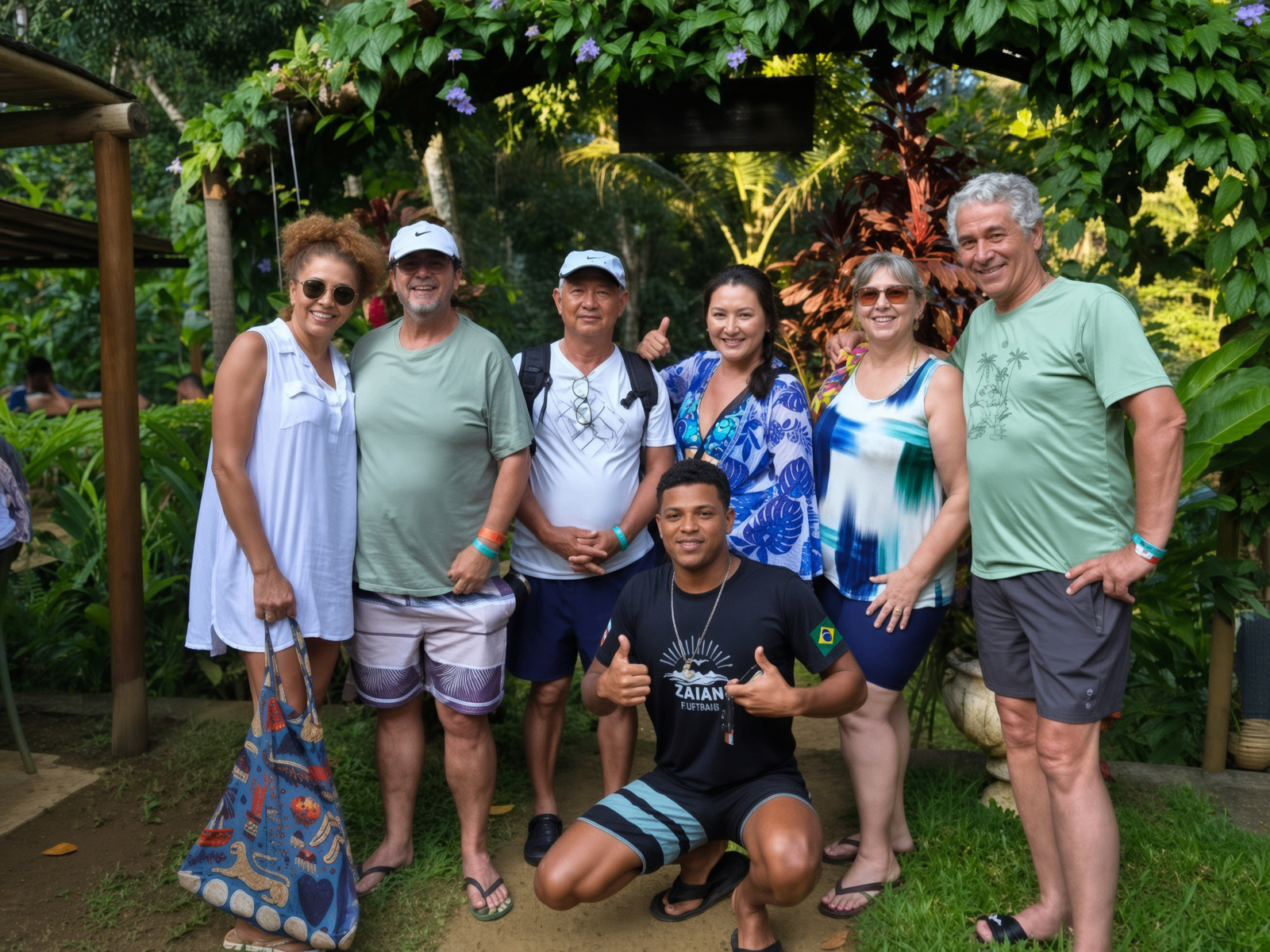 Edy com um grupo de viajantes em um passeio em Itacaré