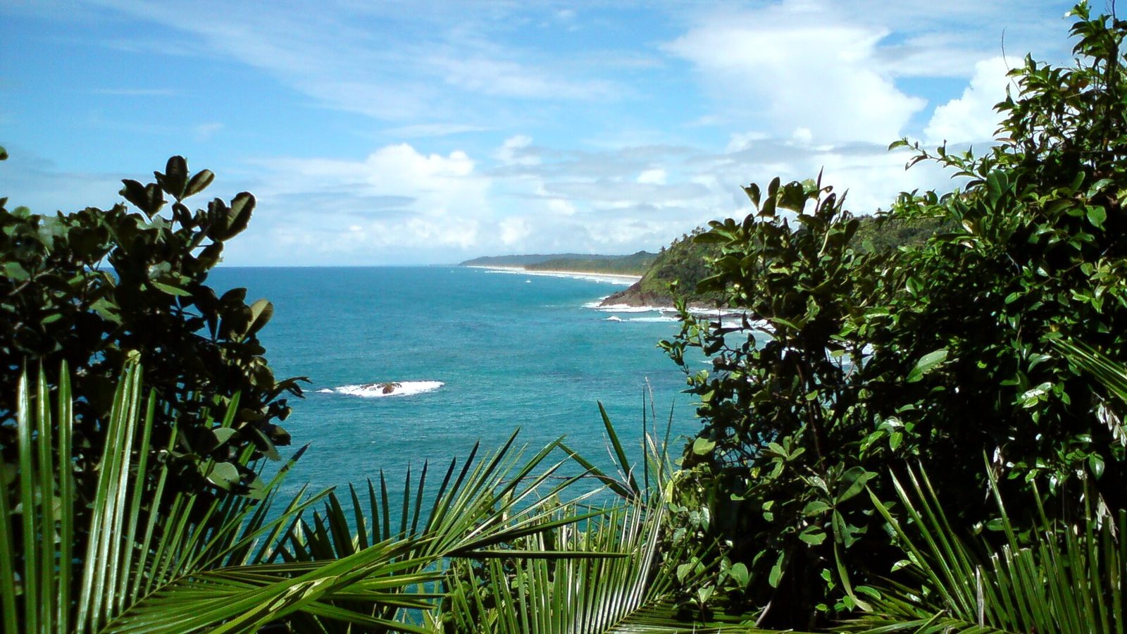 Piscinas naturais entre as pedras da praia do Havaizinho